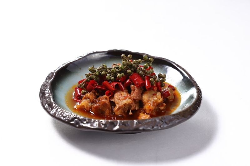 很難想像滬菜餐廳能夠端出麻辣味如此正宗的「椒麻鵝掌」。(台北夜上海提供)