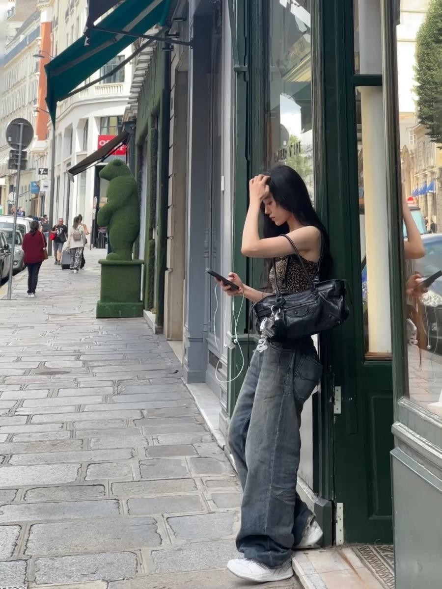 盧允瑞近期無疑是Balenciaga 的乾女兒！在近日的穿搭中，搭換上品牌代表性的新款機車包，其重塑的摩登線條，讓盧允瑞展現出甜美與個性兼具的模樣。