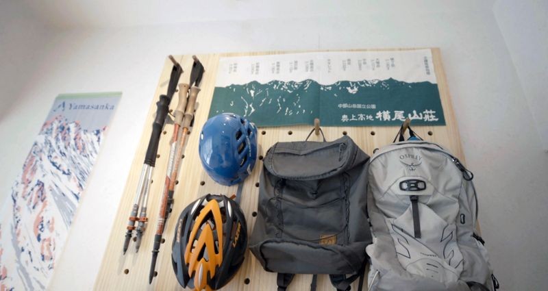 熱衷登山的賴淑玲,登山裝備掛滿牆面,如同書籍排版般,井然有序。(公視提供)
