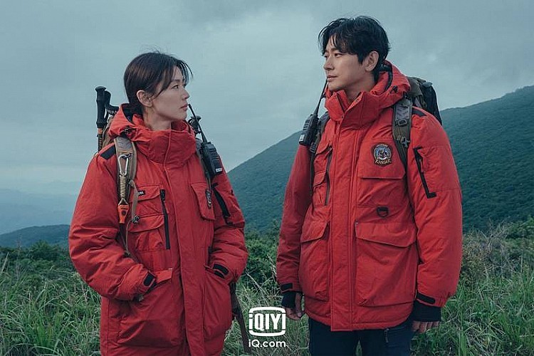 由全智賢與朱智勛主演的《智異山》,故事講述智異山國家公園的守林員姜賢祖,發現自己能夠看到遇到山難而離世的鬼魂們,因此與前輩徐伊江一起攜手,解決各種失蹤案件與發生在山林中的神秘事件。
