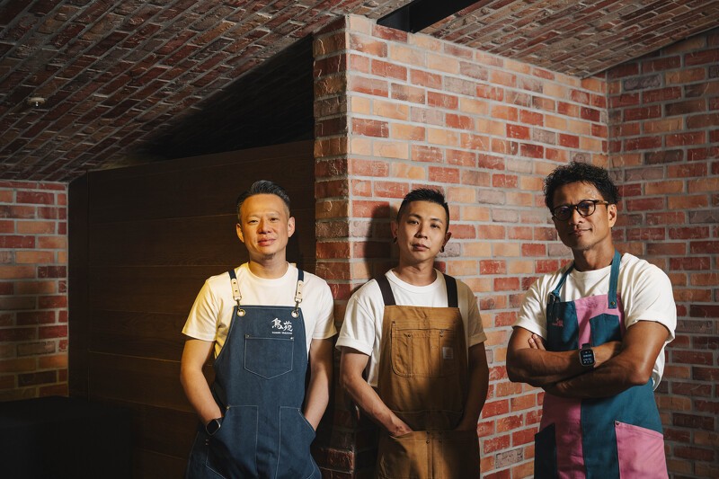 (左起)臺中「鳥苑 Torien Yakitori」主廚湯仲鴻、「FirePlay 」主廚蘇濟恒、「AKAME」主廚彭天恩