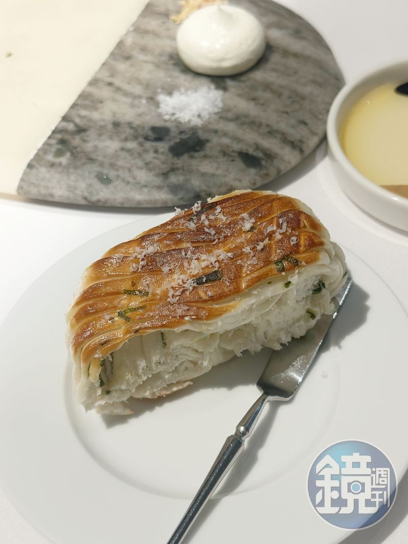 手工揉製、蔥香四溢的「招牌蔥花捲」深受老顧客喜愛,甚至推出了冷凍禮盒。