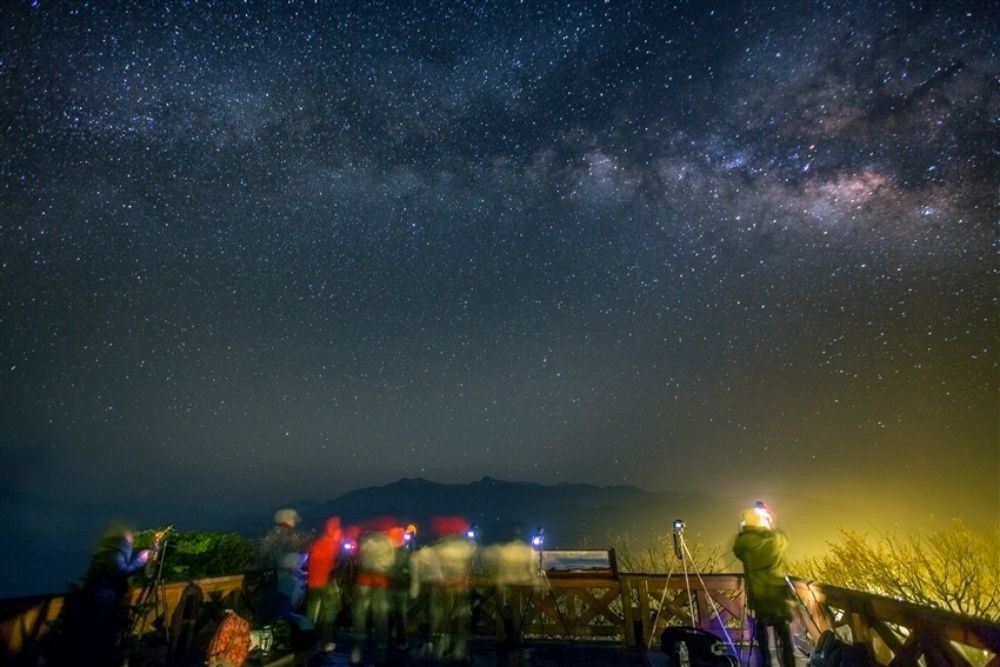從日落的雲海、夜晚的漫天星斗，到隔日的希望曙光，讓遠道而來的旅人再次感受台灣之美。這裡是台灣最知名、也最受歡迎的森林遊樂區，不僅能近距離感受神木林的壯闊神聖，也有豐富的生態動植物。