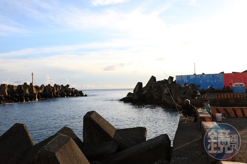 山海漁港屬於珊瑚礁岩海岸,是許多浮潛客的秘密潛點,消坡塊附近就是出入水點。