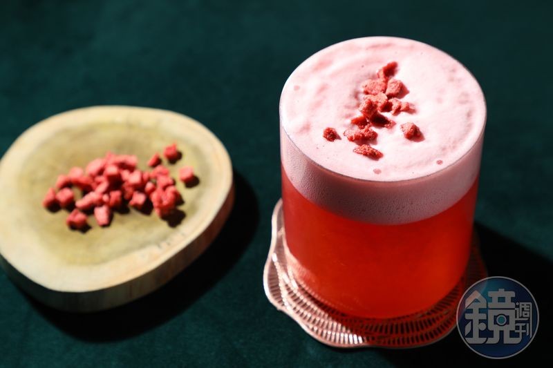 「Bandung」的靈感來自新加坡常見飲品,結合琴酒、茉莉花、草莓與伯爵茶,上層是沒有奶味的玫瑰泡沫。(400元/杯)