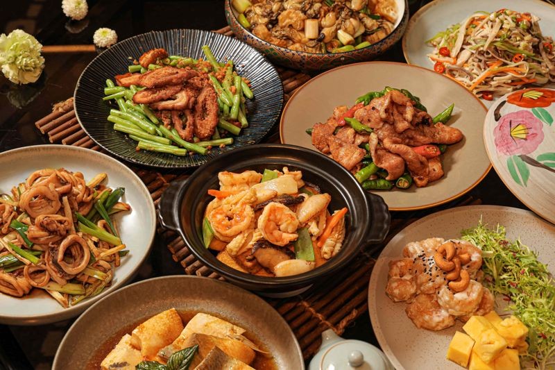 熱炒料理主廚精選鳳梨鮮蝦球、四季豆肥腸、糯米椒松阪及沙茶海鮮煲等八道經典菜色,賓客可任選兩道享用。(北投晶泉丰旅提供)