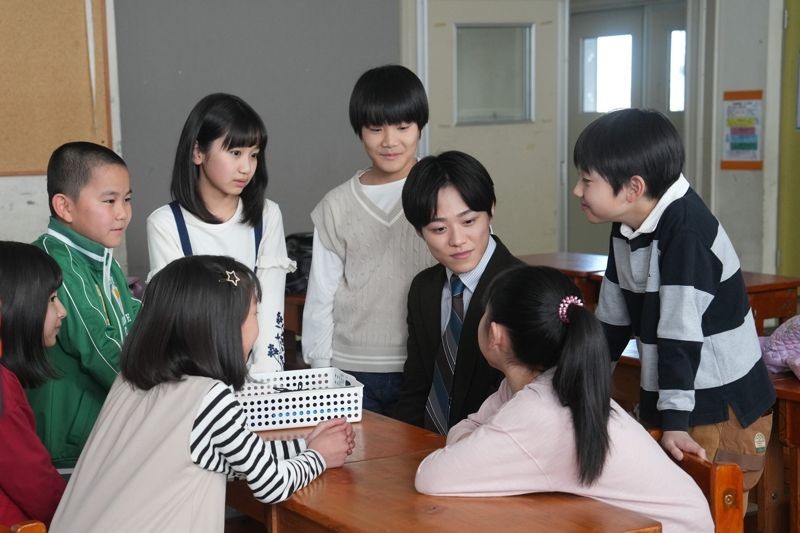 「浪花男子」大橋和也首度飾演老師，直呼小朋友超可愛。（車庫娛樂提供）