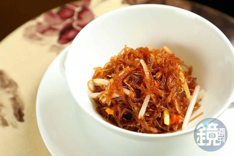 「鮮蟹肉乾逼粉絲」需要很有耐心,細火收汁,才能達到入口乾爽的效果。(8,880元三華盛宴套餐菜色)