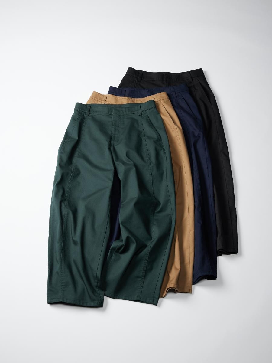 繭型褲一向是 Uniqlo 的拿手好菜，在本季品牌以更寬版的方式製作，並搭配上九分的褲長，讓整體帶有一絲男孩感的率性。