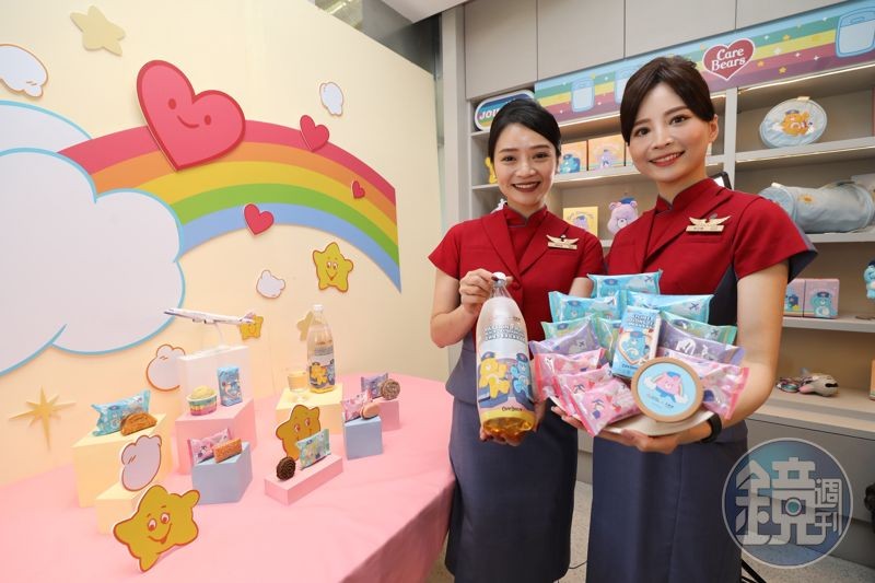 華航特別推出一系列包括造型飛機水壺、多功能眼罩靠枕、旅行收納袋、絨毛玩偶吊飾及撲克牌等Care Bears愛心小熊限定聯名周邊商品開放網站預購。同時從9月底起,台灣出發全航線、全艙等皆可享用與五桐號獨家推出的甜點、飲品及冰淇淋。