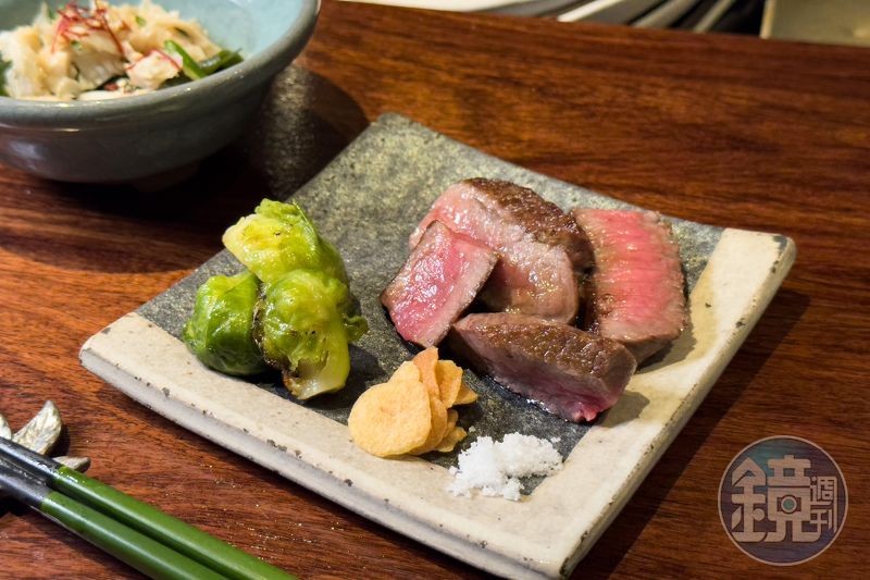 「赤身牛排」的肉質軟嫩多汁卻不膩,在燒烤後會靜置片刻,讓肉汁鎖在纖維之中,也是赤身牛排的美味關鍵。
