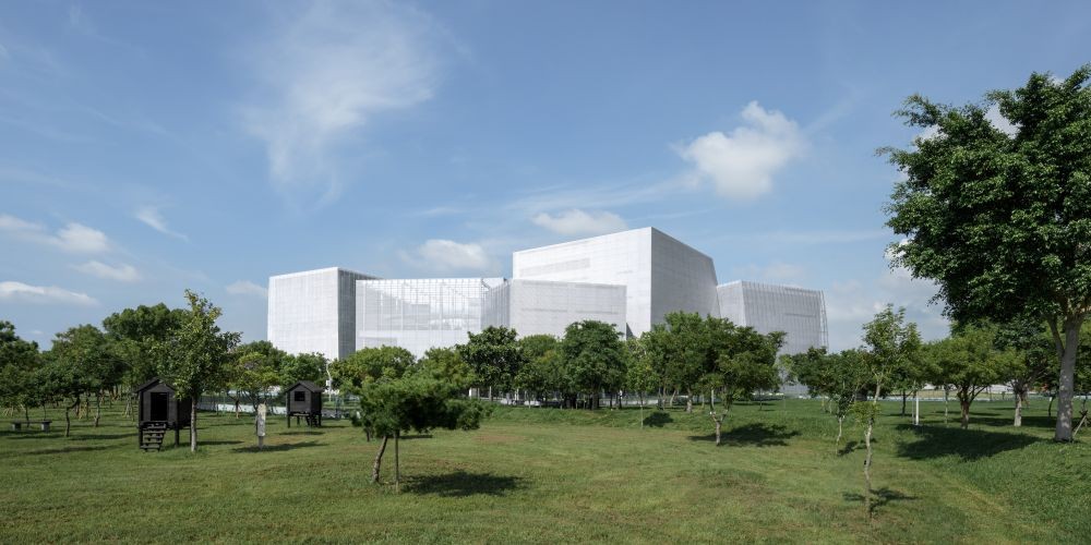 作為普立茲克建築獎得主,由日本建築大師妹島和世與西澤立衛組成的 SANAA 建築團隊,在台灣迎來首座建築──台中綠美圖,亦是全台首座結合美術館與圖書館的共構文化地標。建築師透過玻璃帷幕及金屬擴張網,弱化建築與綠地的界線,創造通透性與流動性,讓室內外空間達到呼應性,傳遞自然亦是藝術的一部分。10 月 18 日試營運,12 月 13 日正式開幕。