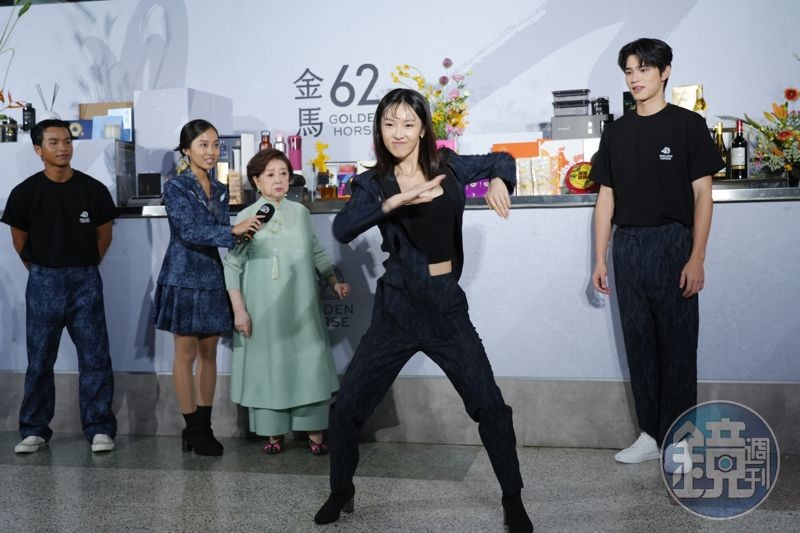 何曼希就是在速食廣告中大展身手的女生,現場一比劃把陳淑芳都看傻。