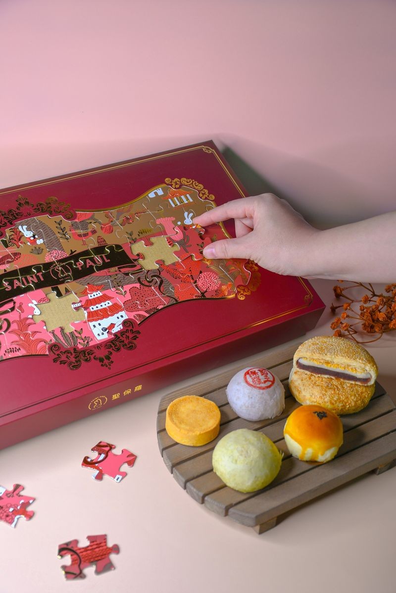 知名連鎖烘焙品牌「聖保羅」的中秋禮盒上蓋可拆解為拼圖,內含「經典Q餅」「雲霧茶酥」等兩款美味糕點。(922元/盒)(聖保羅提供)