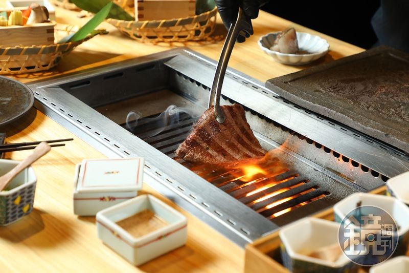 響板前燒肉以炭火搭配特製鑄鐵烤爐,能精準激發肉品香氣。