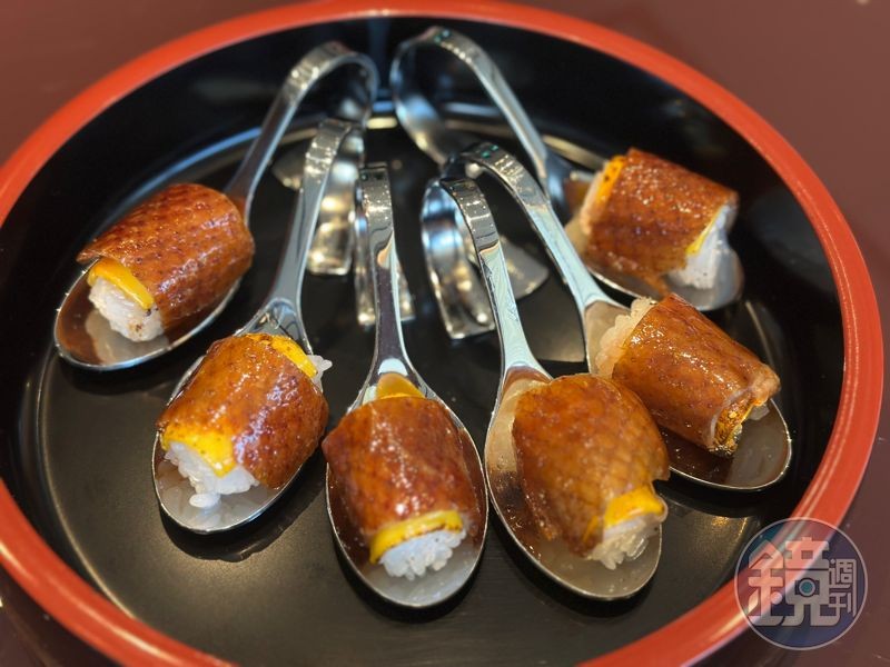 「烤鴨握壽司」將香酥鴨皮結合香濃巧達起司片與Q彈壽司米。