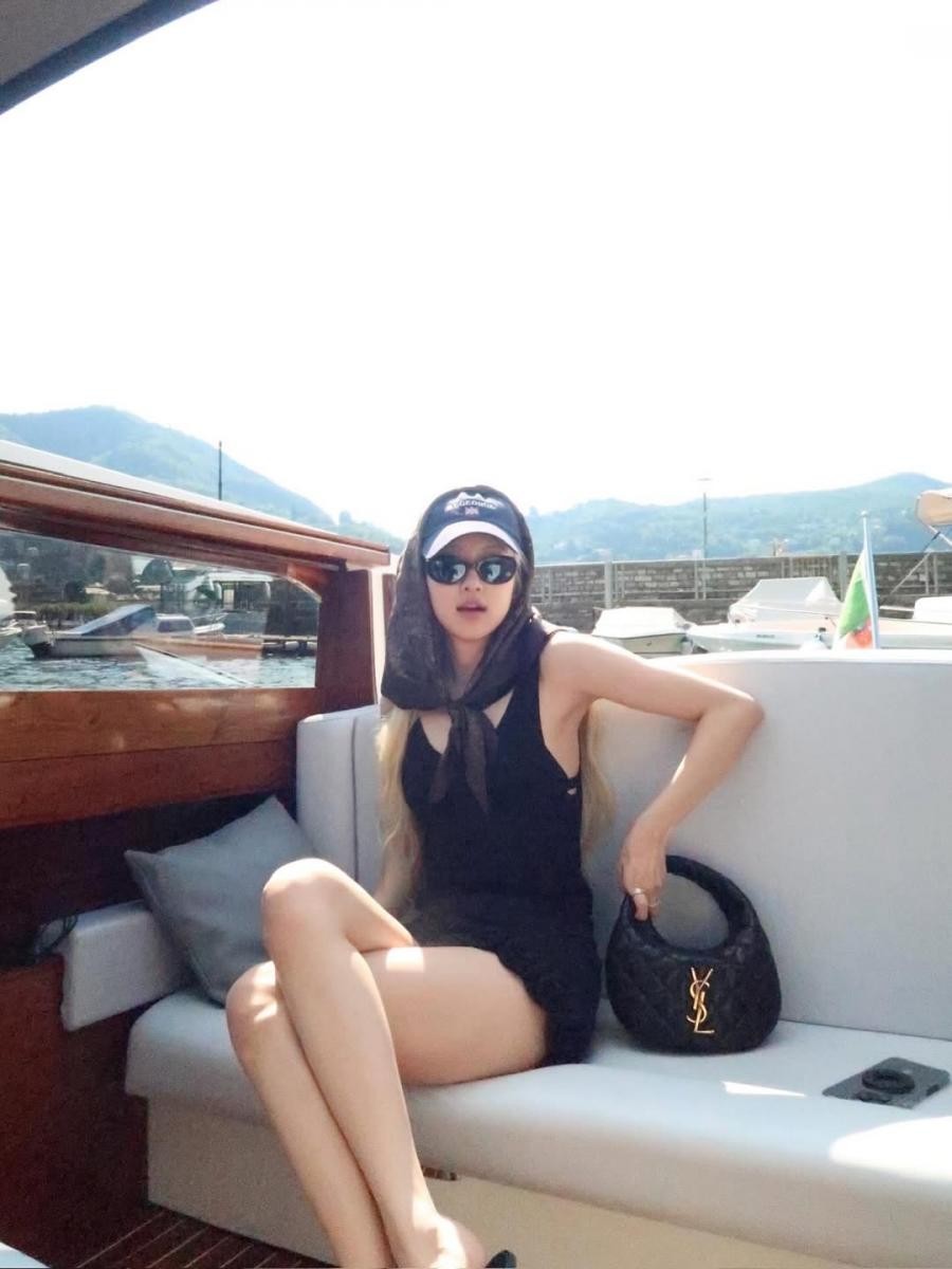 Rosé 近期曬出的這款「Icarino」無疑是當今Ssint Lauret 最炙手可熱的包款！其尺寸介於中型許小型包之間，兼具造型與實用性，絕對是本季的IT Bag。
