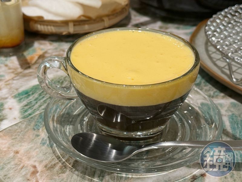 「河內蛋咖啡」靈感來自經典的越南蛋咖啡Cà phê trứng,使用大成生食級雞蛋與煉乳製成上層奶泡。(180元/杯)