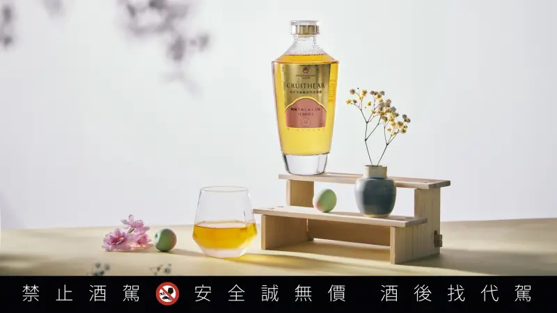 ▲CHOYA 梅酒桶賦予高粱鹹鮮香氣與木質調，讓酒液風味宛若珠寶盒。（圖／黑松提供）