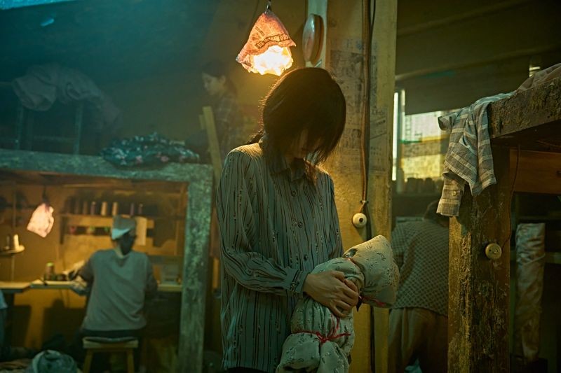 申鉉彬藉由肢體語言來塑造出「英熙」這個角色。(© 2025 Plus M Entertainment and WOWPOINT. All Rights Reserved)