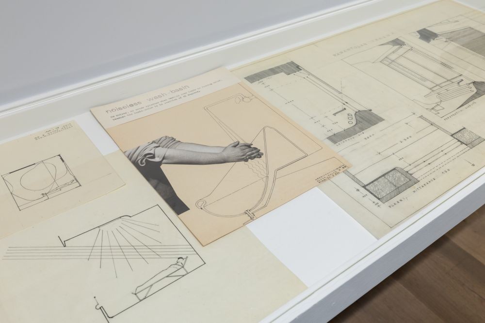 作為芬蘭國寶級建築師,阿爾瓦‧阿爾托(Alvar Aalto)大型回顧展《創造即生活──愛諾、艾莉莎與阿爾瓦.阿爾托》,於忠泰美術館登場。聚焦於阿爾瓦‧阿爾托與前後兩任建築師妻子:愛諾(Aino)、艾莉莎(Elissa),如何共同形塑建築與設計理念,展現北歐文化對自然、光線與生活空間的深刻關注,展出逾 160 件手稿原件、模型以及設計作品等。