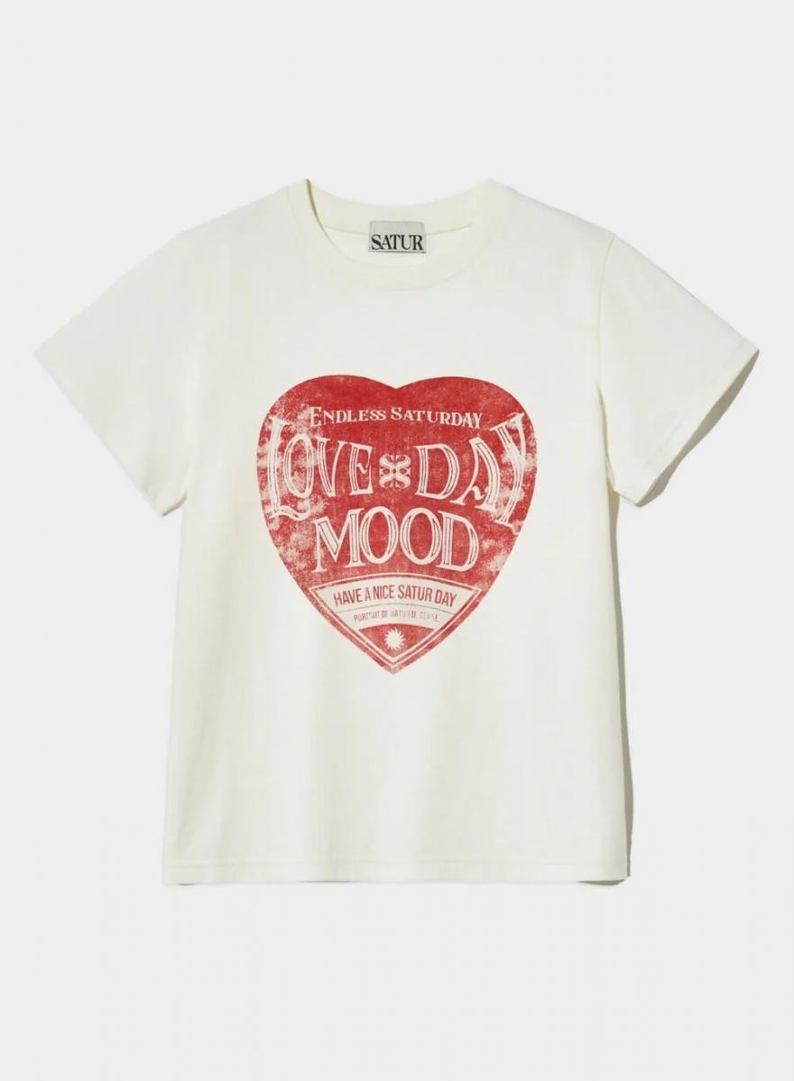 復古迷必收!這款 T-shirt 的愛心圖案帶點斑駁感,像是時光沖刷過後留下的痕跡,浪漫又酷帥。材質扎實耐穿,版型不挑人,單穿或內搭都合適。