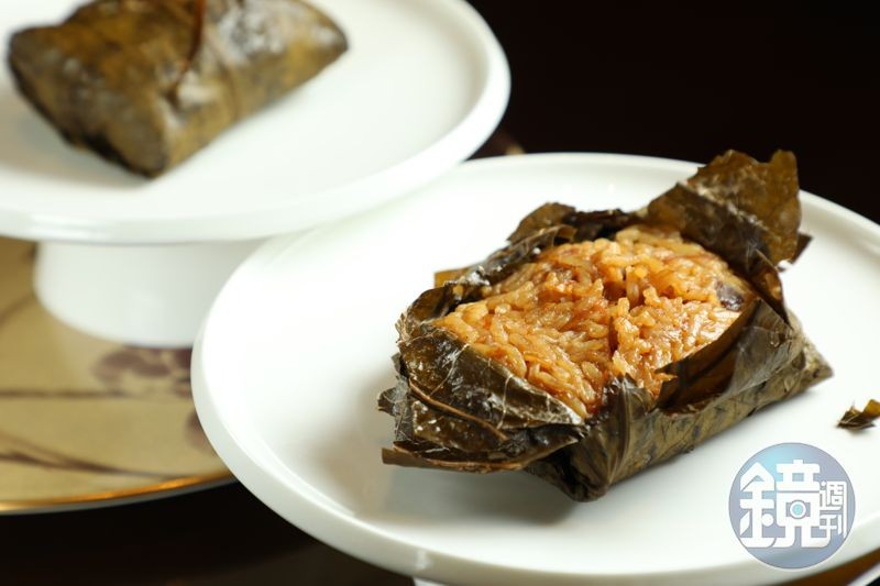 「鮑汁海參荷葉飯」吃的是低調的奢華。(8,880元三華盛宴套餐菜色)