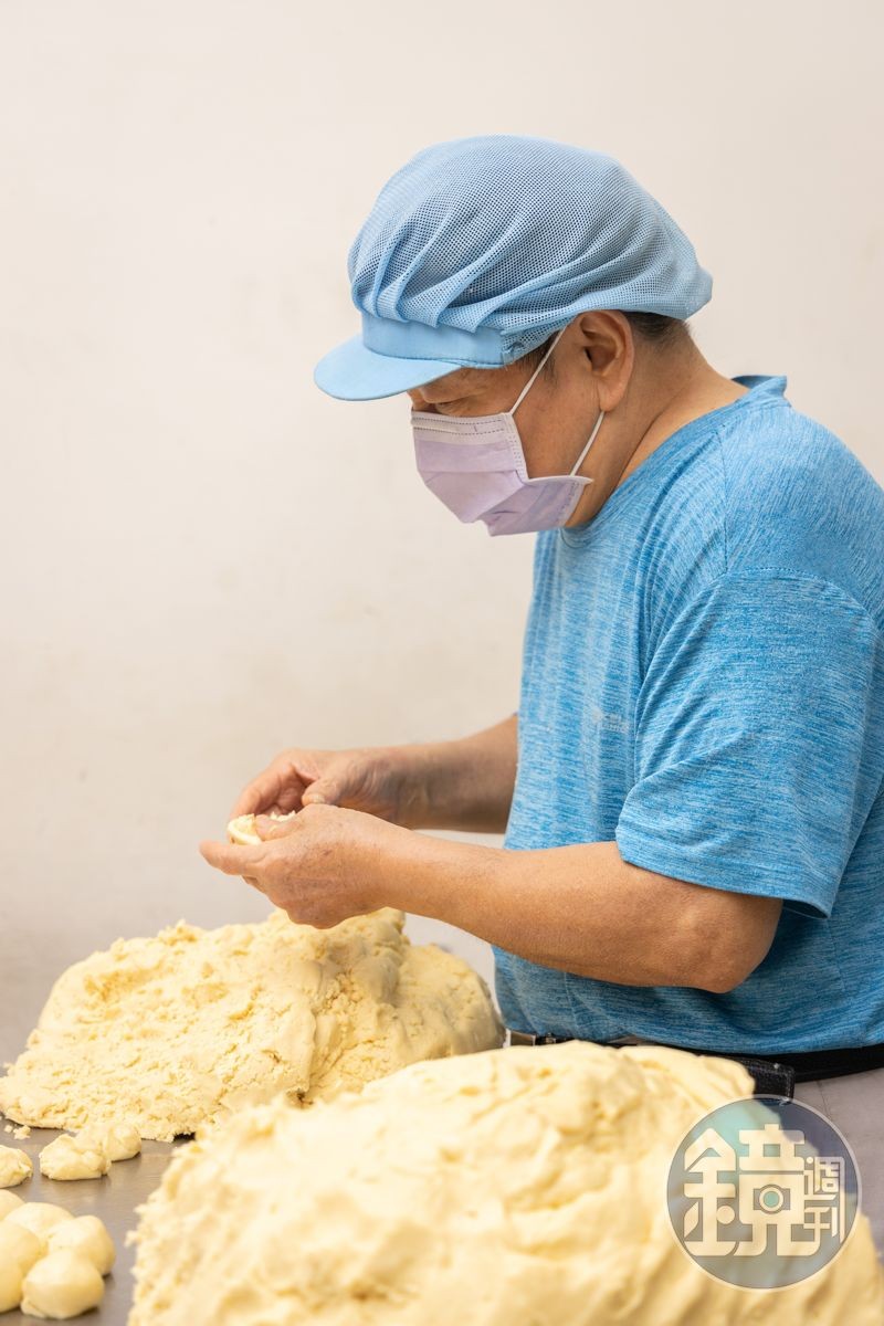 第一代老闆王朝儀已將好手藝傳給兒子,中秋節檔期也能在廚房看到他的身影。