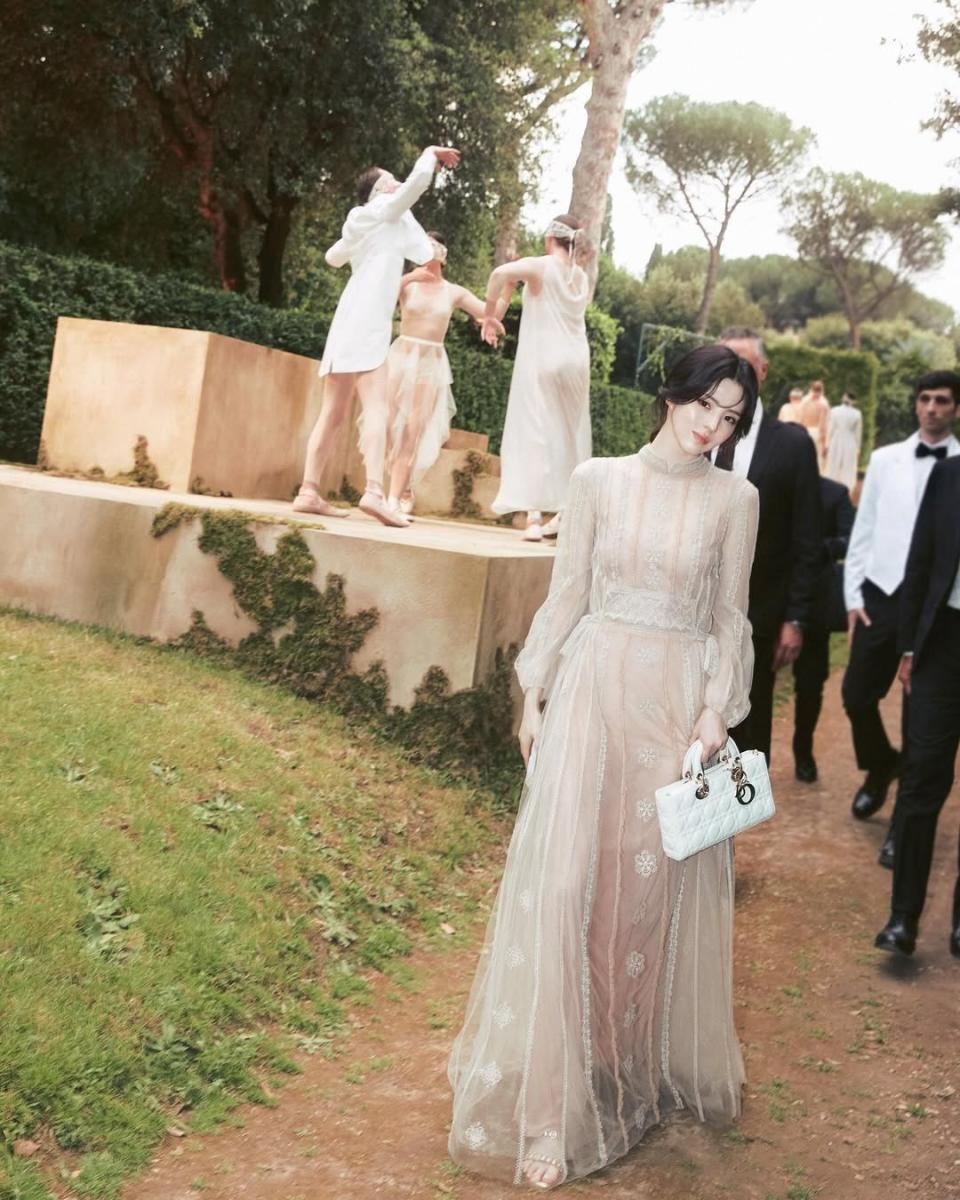 由經典包款「Lady Dior」所延伸設計的「Lady DJoy」，其時髦、摩登的輪廓，成為女性的心頭好。韓韶禧在一次的活動中，便拎著其包款現身，典雅的洋裝與包款相呼應，展現完美的造型。