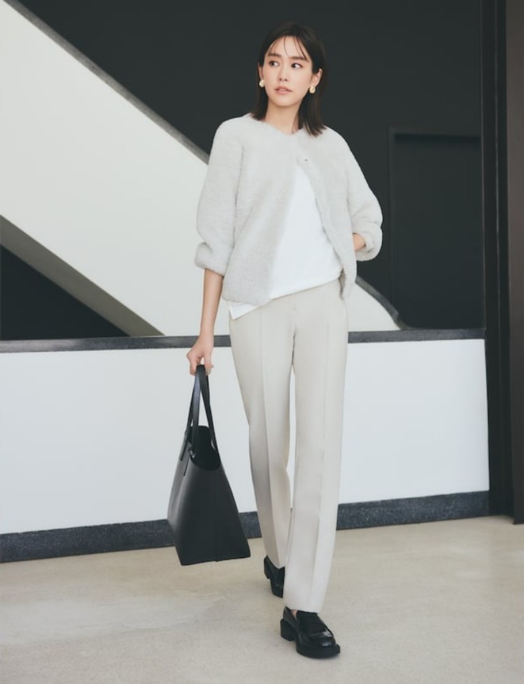 PLST 最具代表性的就是 「Plus Style Pants」, 被稱作修飾腿型的神褲,不僅能拉長比例,更是通勤必收款。男裝西褲則導入伸縮、速乾、接觸冷感材質,讓正式感與舒適度完美共存。