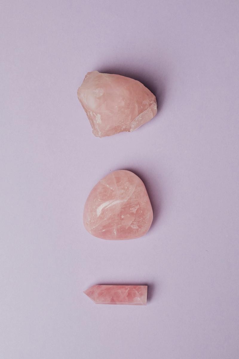 玫瑰石英又稱粉晶,向來是戀愛水晶的代表,其柔和的粉色調象徵愛與溫柔,被視為能打開心輪、提升自我接納的寶石。