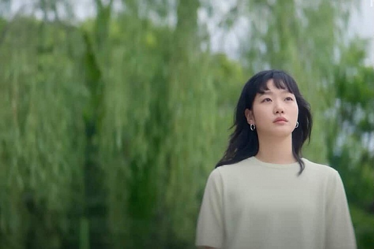 《妳和其餘的一切》於 2023 年 10 月開拍，一路拍攝到 2024 年 5 月，在完成韓國段拍攝後，劇組也於 2024 年 6 月遠赴瑞士取景拍攝，並於同月殺青，因此劇中也將融入歐洲自然景致與城市美景，搭配溫暖療癒的劇情，也將為角色情感與回憶注入豐富的層次與詩意。