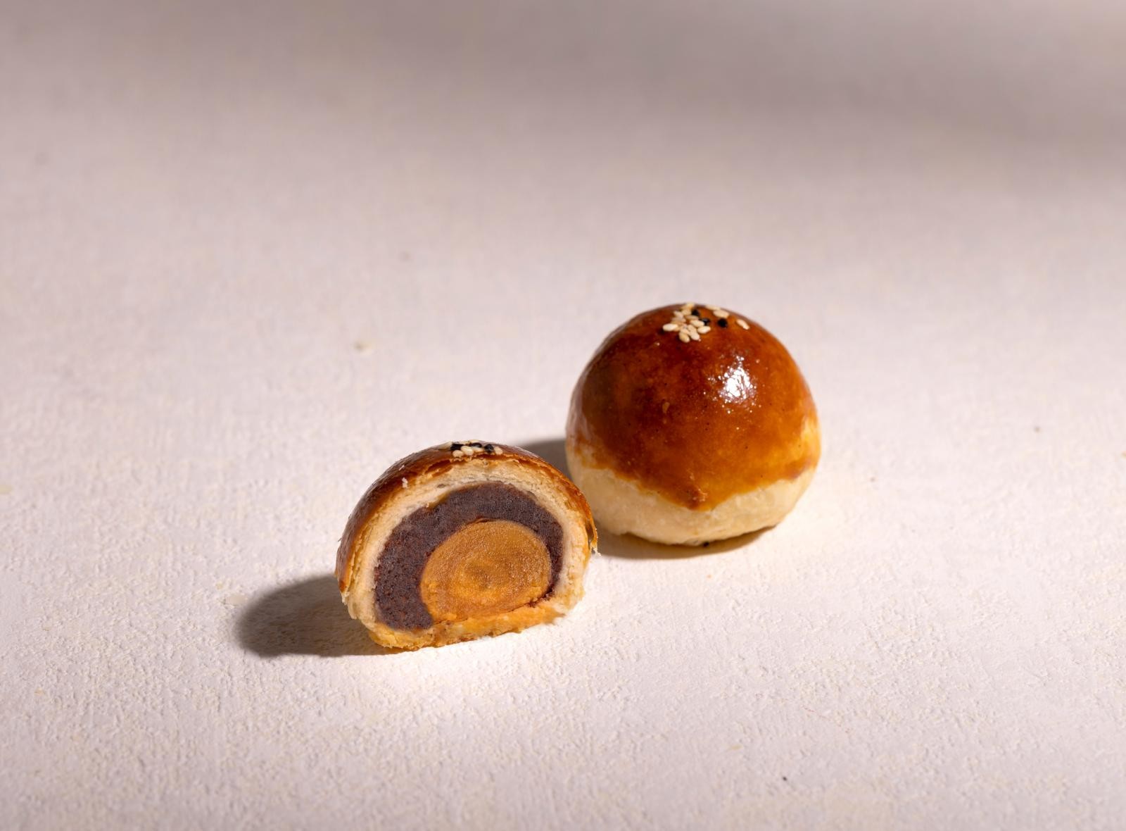 Home Mom Bakery 向來以細膩的餅皮工藝著稱，今年更因應顧客偏好調整配方，首次加入高灰份法國麵粉，讓餅皮在維持入口即化的同時，酥脆度更持久、麥香更濃。