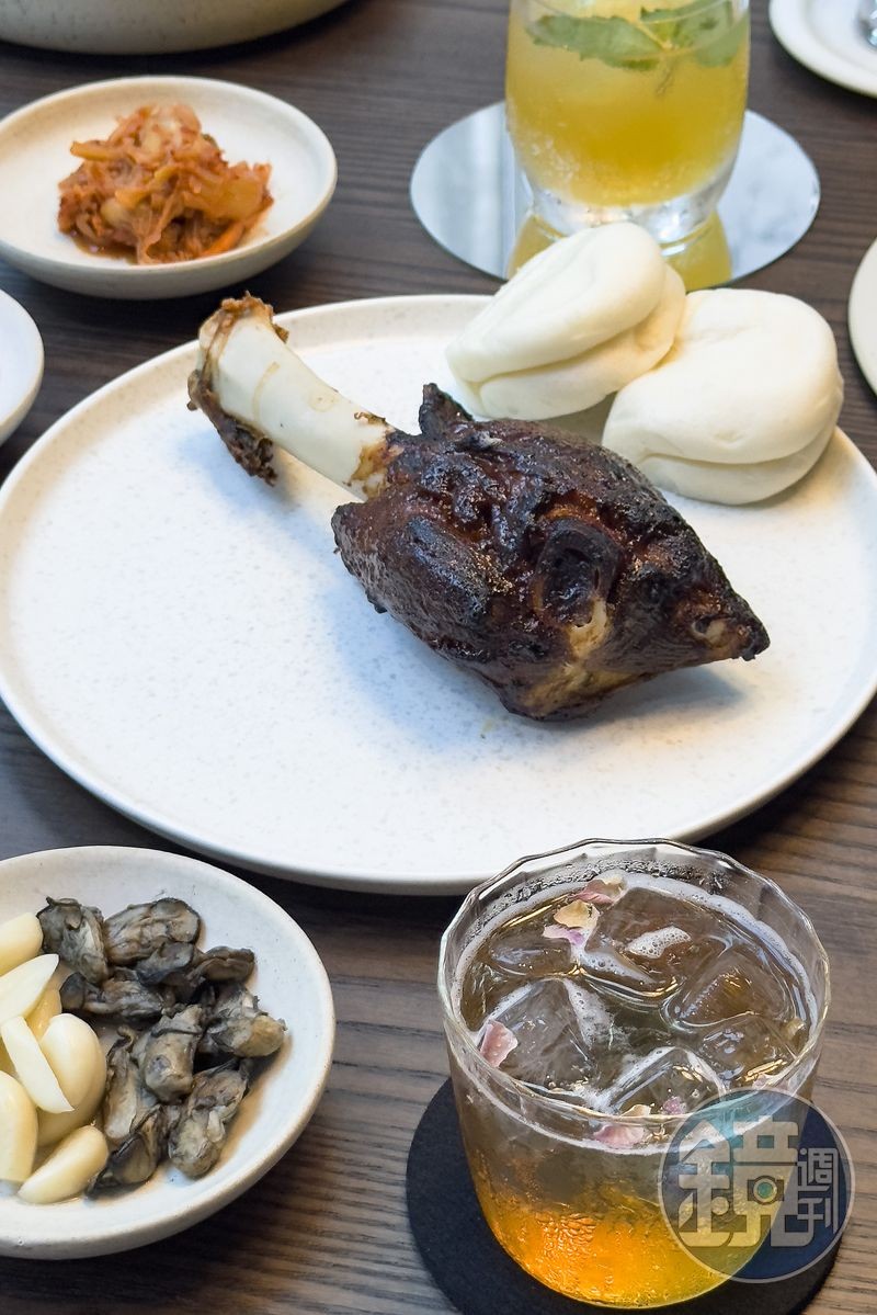 誰說刈包只能包爌肉?「Ssamjang 小羊膝 泡菜 煙燻牡蠣 刈包」以韓式包飯醬搭上軟嫩多汁的小羊膝,再加入煙燻牡蠣與泡菜,中西交融的創意吃法,超有記憶點。(880元/份)