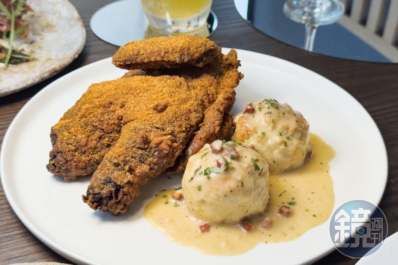 醃製48小時的「酪乳炸半雞 比士吉佐肉汁」,炸雞外皮酥脆、肉質鮮嫩,搭配澆上啤酒白醬肉汁的比士吉,是美式早餐的獨特變奏。(780元/份)