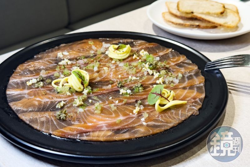 「自製鮭魚薄片」以獨特手法將生食級鮭魚醃漬後,切成晶瑩薄片,搭配多種佐料與無鹽奶油,吃的是食材的純粹鮮甜。(420元/份)