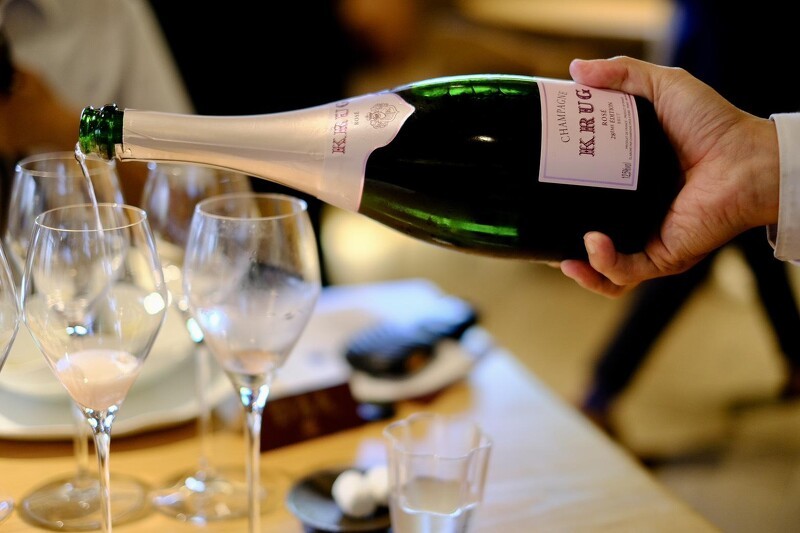美麗佳人提醒您:喝酒不開車,飲酒過量有礙健康