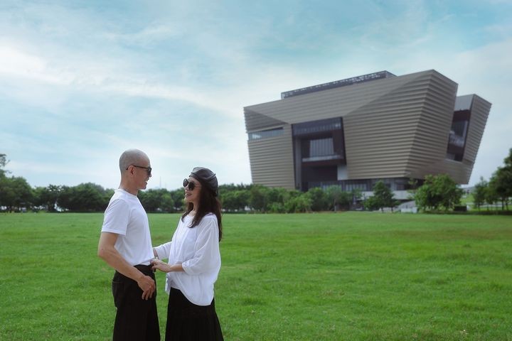 ▲以香港故宮為景，余惟鏡頭下的父母靜靜凝望彼此，深情恆久如同經典永存。（攝影／余惟）。　圖：香港旅遊發展局／提供