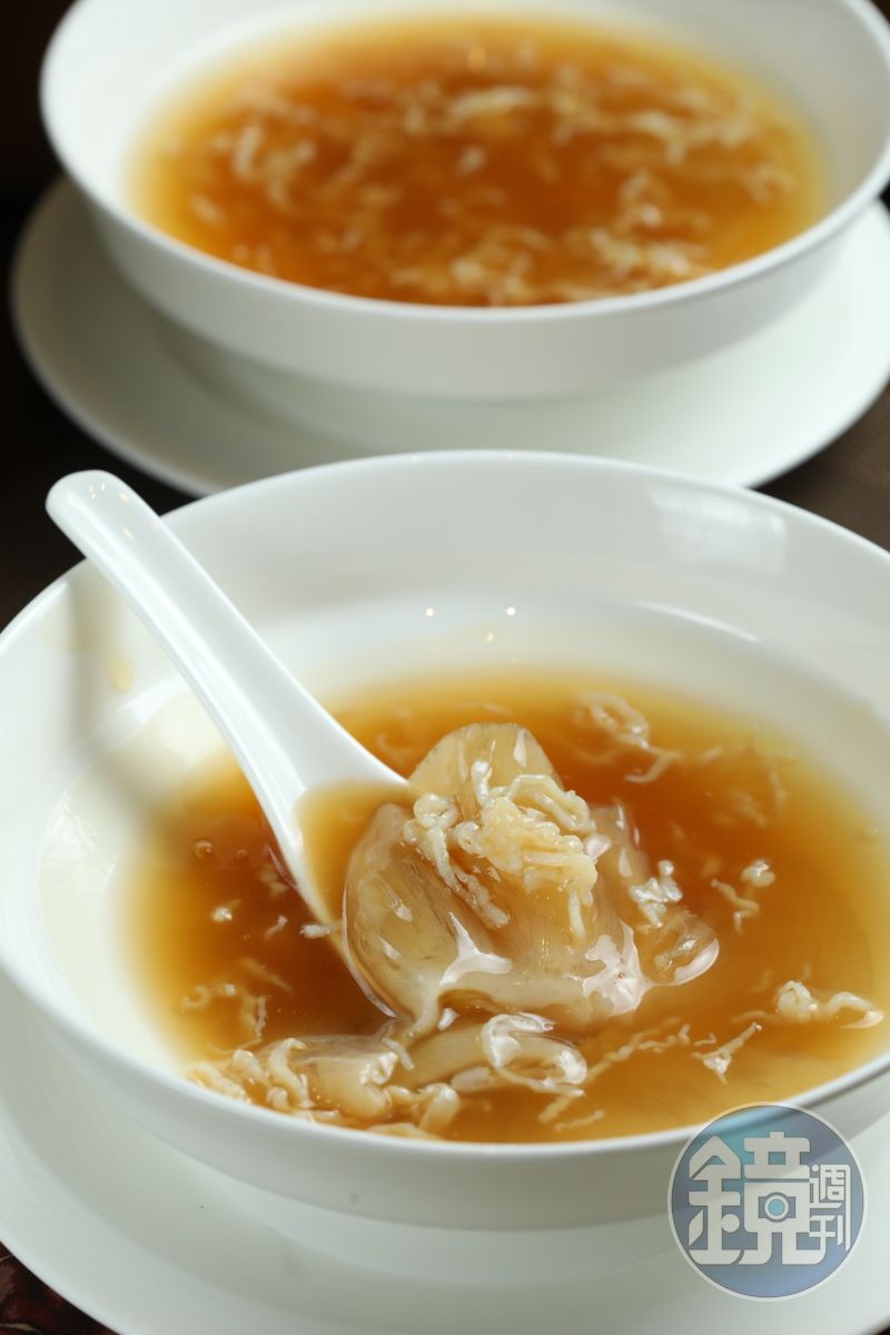 「紅燒絲香排翅」的品味重點不在翅,而在於「絲」。(8,880元三華盛宴套餐菜色)