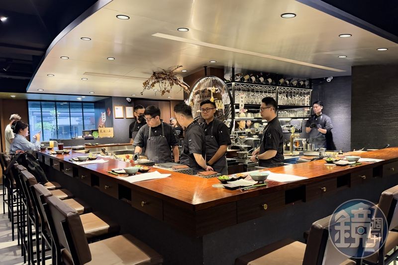 侍燒肉以吧台用餐方式為主。