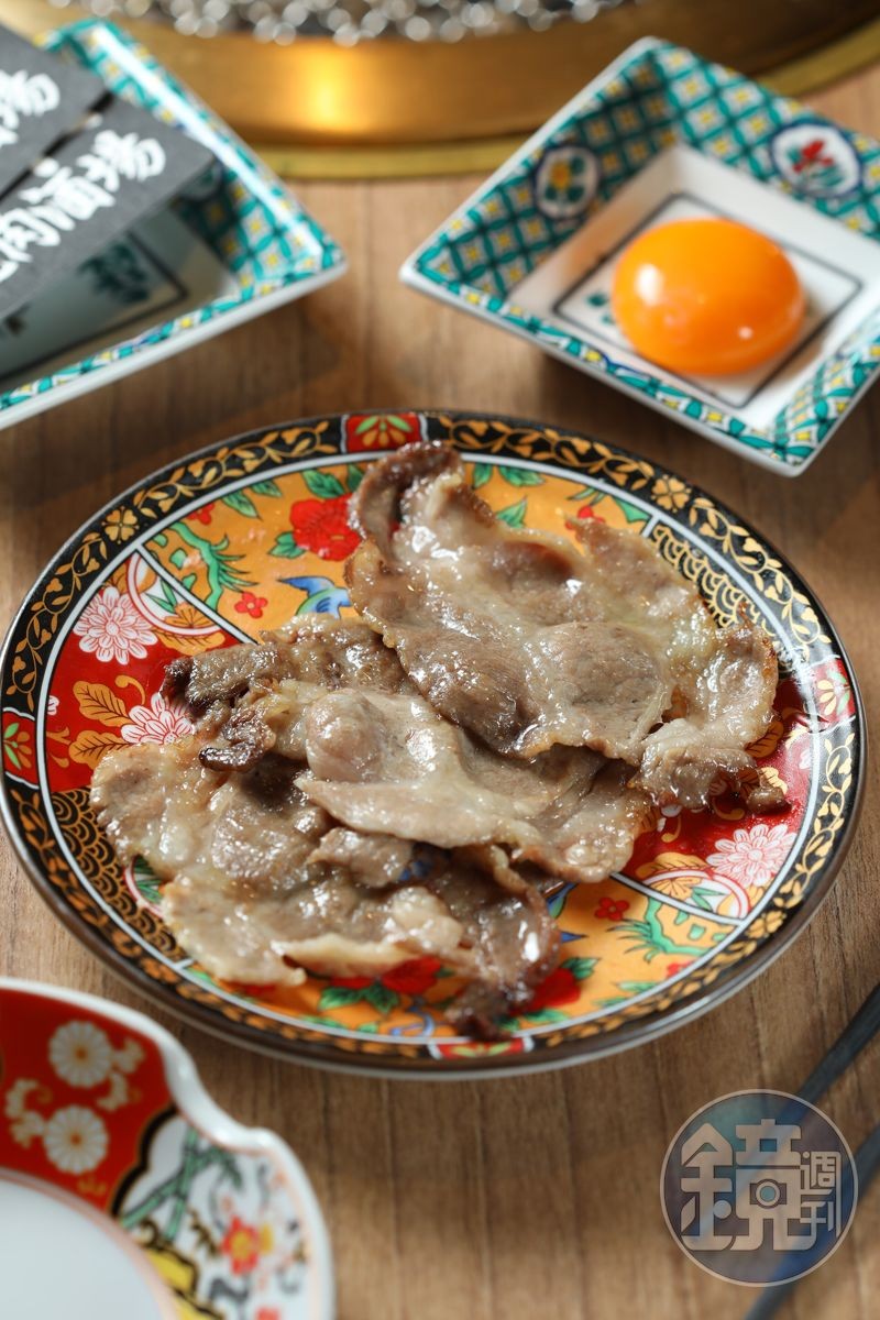 充滿脂香的「月見伊比利豬梅花」,沾上濃稠蛋液,讓肉質更軟嫩順口。(220元/份)