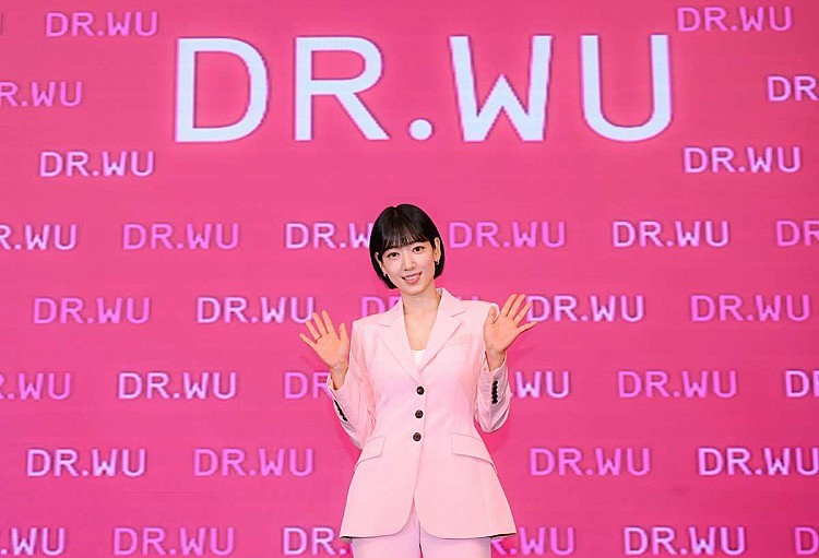 朴信惠特別分享平常睡前都會攝取膠原蛋白與維他命 C，作為 DR.WU 稱職的代言人，她也特別點名近期的心頭好：「DR.WU Beauty Shot 雙膠原蛋白胜肽飲」。