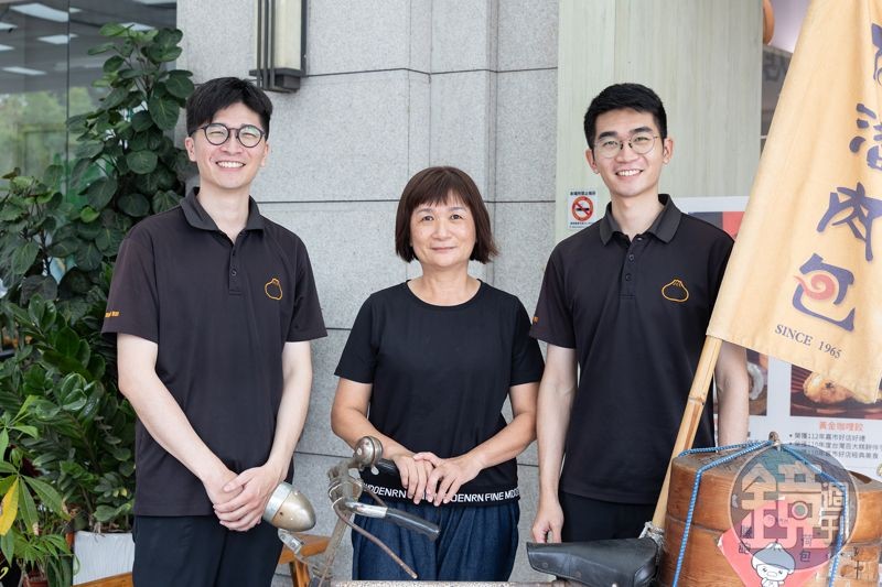 阿潘肉包第三代潘韋誠(左)、哥哥姚智文(右)與母親潘美玲(中),一起延續阿潘肉包的美味精神。