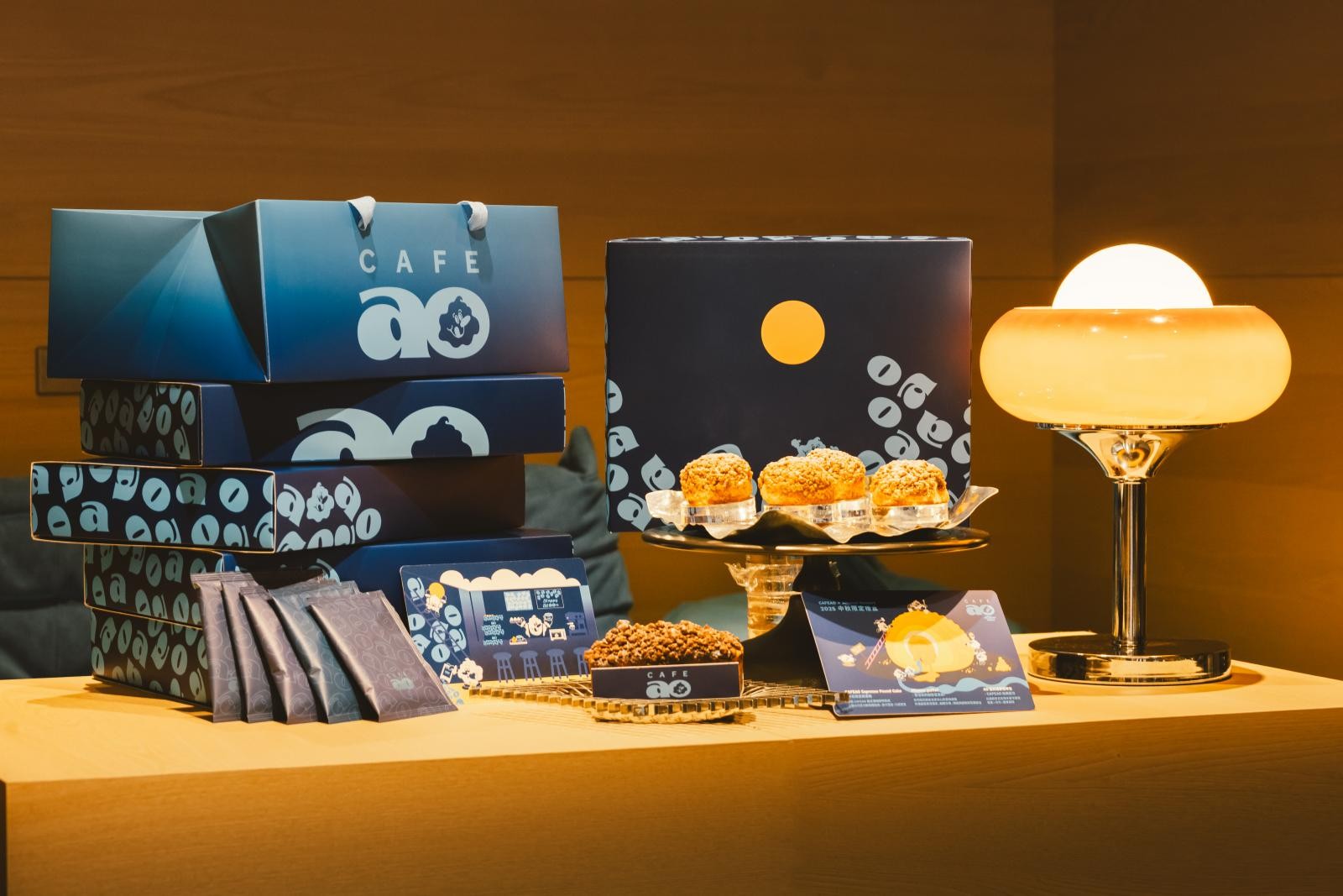 潮流咖啡CAFEAO與新竹人氣甜點Allumer Dessert首度聯手，推出中秋限定聯名禮盒，把咖啡的醇厚與甜點的療癒交織成獨一無二的團圓滋味。