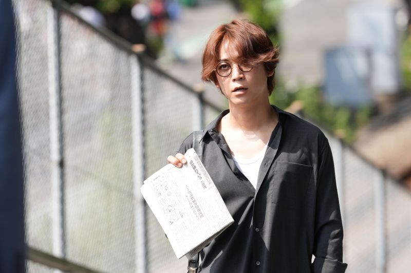 《捏造:史上最惡殺人教師》中的龜梨和也飾演鍥而不捨的八卦記者。(光年映畫提供)