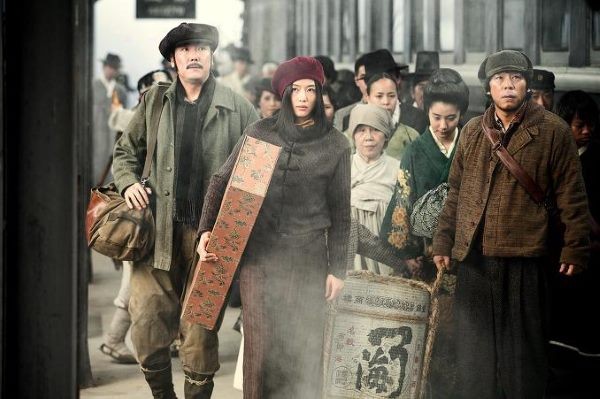 由全智賢、河正宇、李政宰等超實力派演員主演的電影《暗殺》,故事講述在日本殖民時期的韓國,一群抗日分子被派遣刺殺高階日軍將領及其親日勢力人員,電影在歷史、動作與情感面都面面俱到,在當時可以說是震撼各界的神作。