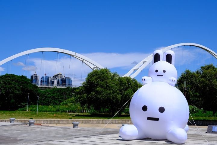 ▲「兔兔Q」與「雲朵阿Q」高約4.7公尺坐落在新月廣場（新莊端）。　圖：新北市政府水利局／提供