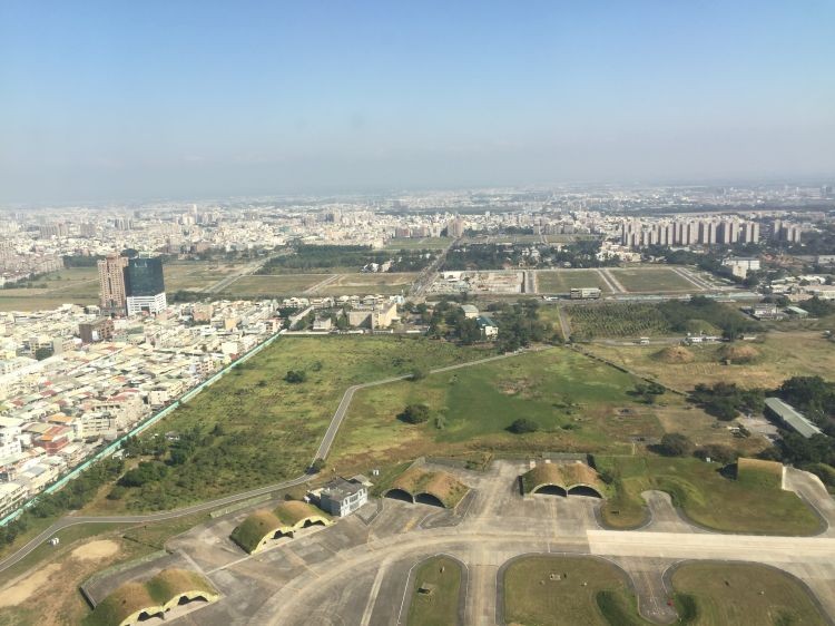 坐落於南台南車站東側的台南小巨蛋，規劃於「南台南站副都心」。該地原為台灣糖業試驗所周邊的農業用地，位於台南市東區生產路，基地面積達 9.8 公頃，將打造全國首件結合「運動、文教、商業」三大公共建設項目的複合式 BOT 案。近日已正式公告招商，預計最快於 2028 年動工，將成為台南未來最重要的新地標之一，並帶動觀光與經濟發展。