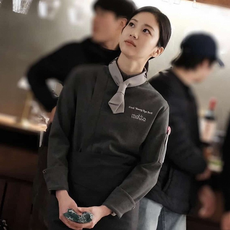 洪華妍在療癒美食劇《你的味道》中，則飾演米其林餐廳主廚張映慧，角色不只聰明、自信，又刀子最豆腐心，可愛外型與迷人魅力可以說想要討厭她都難。