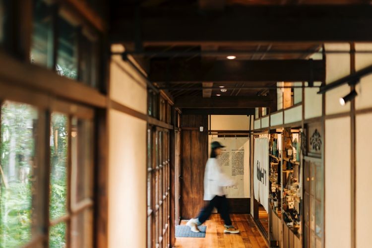 跳脫傳統商業空間的框架,0KM 山物所以策展為核心,揉合多元機能與場域精神。空間結合選品、餐飲與休憩機能,同時融入博物策展、永續選品、環境教育等內容,打造推動永續山林生活倡議與美學體驗的跨界平台。這不僅是一處購物空間,更是一場文化實驗,讓人重新思考與山林的關係。